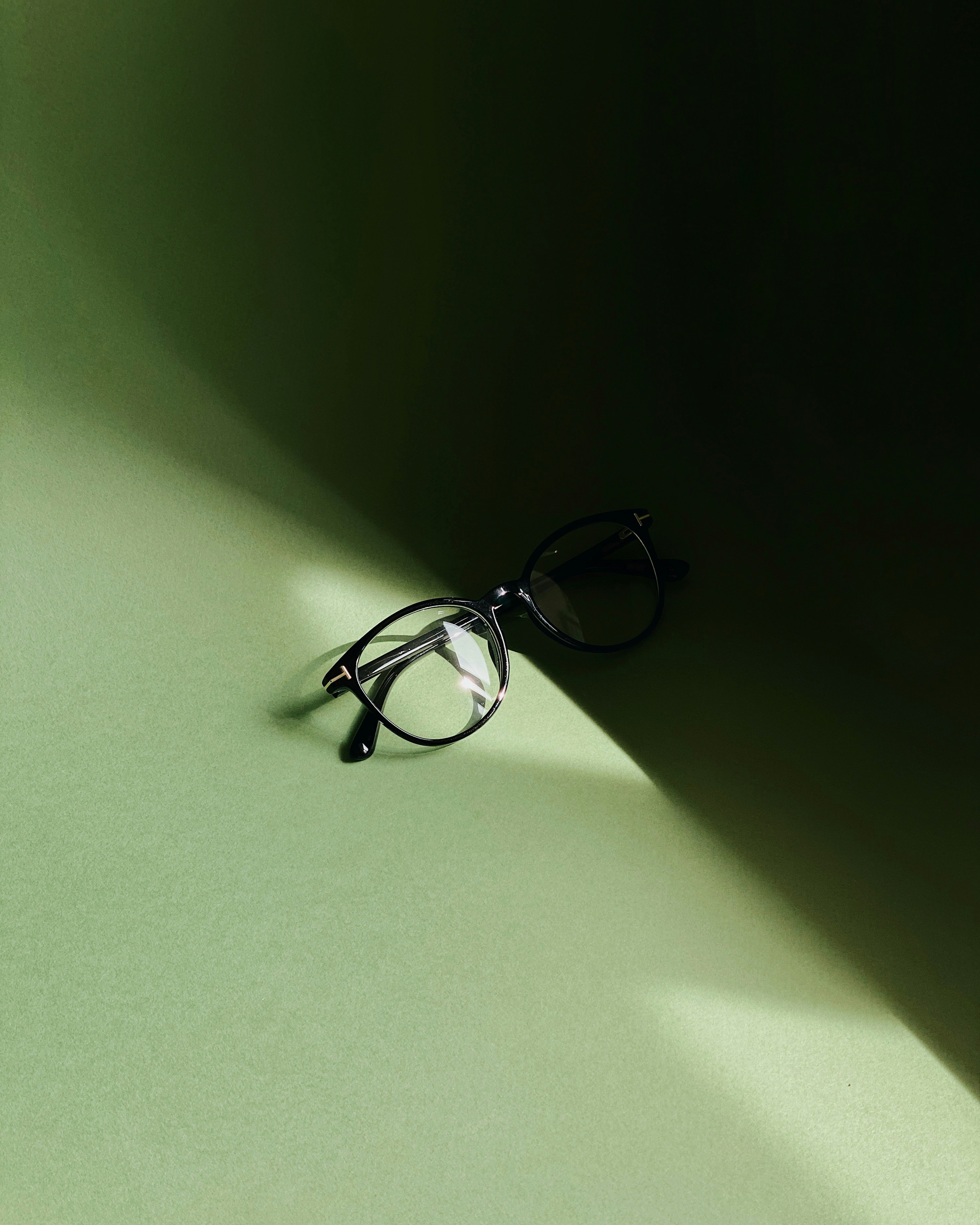 Symbolbild: Brille auf einem Dokument